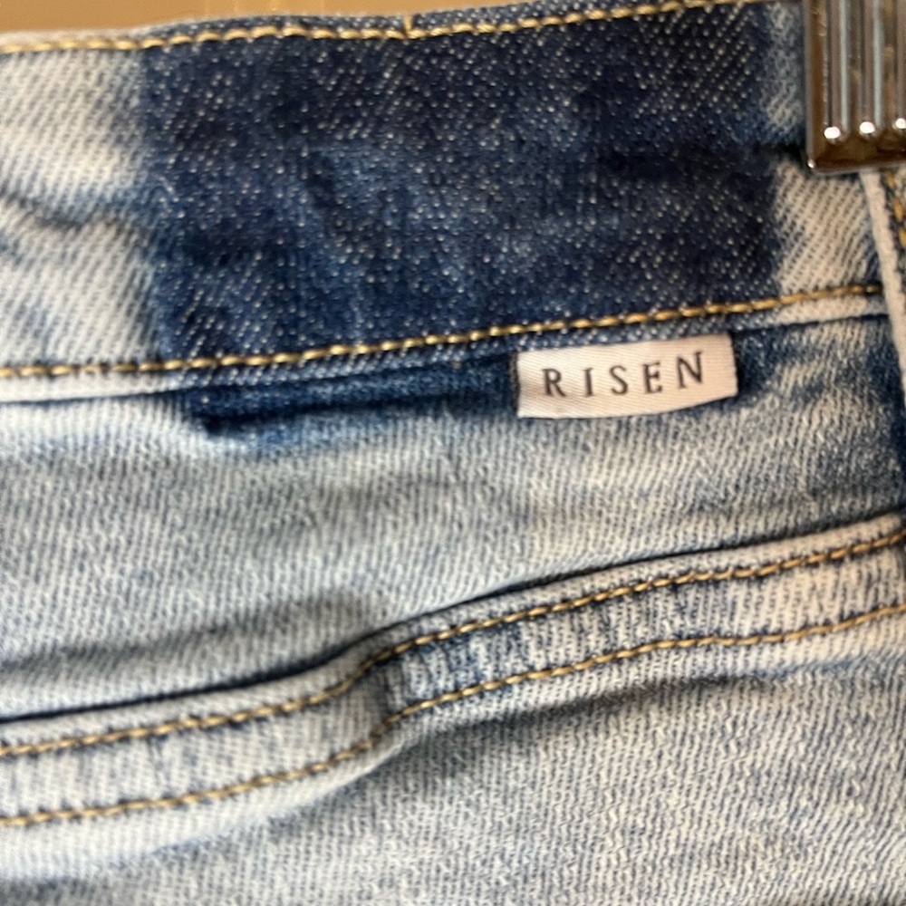 Distressed Light Wash Jeans - Picture 6 of 8
